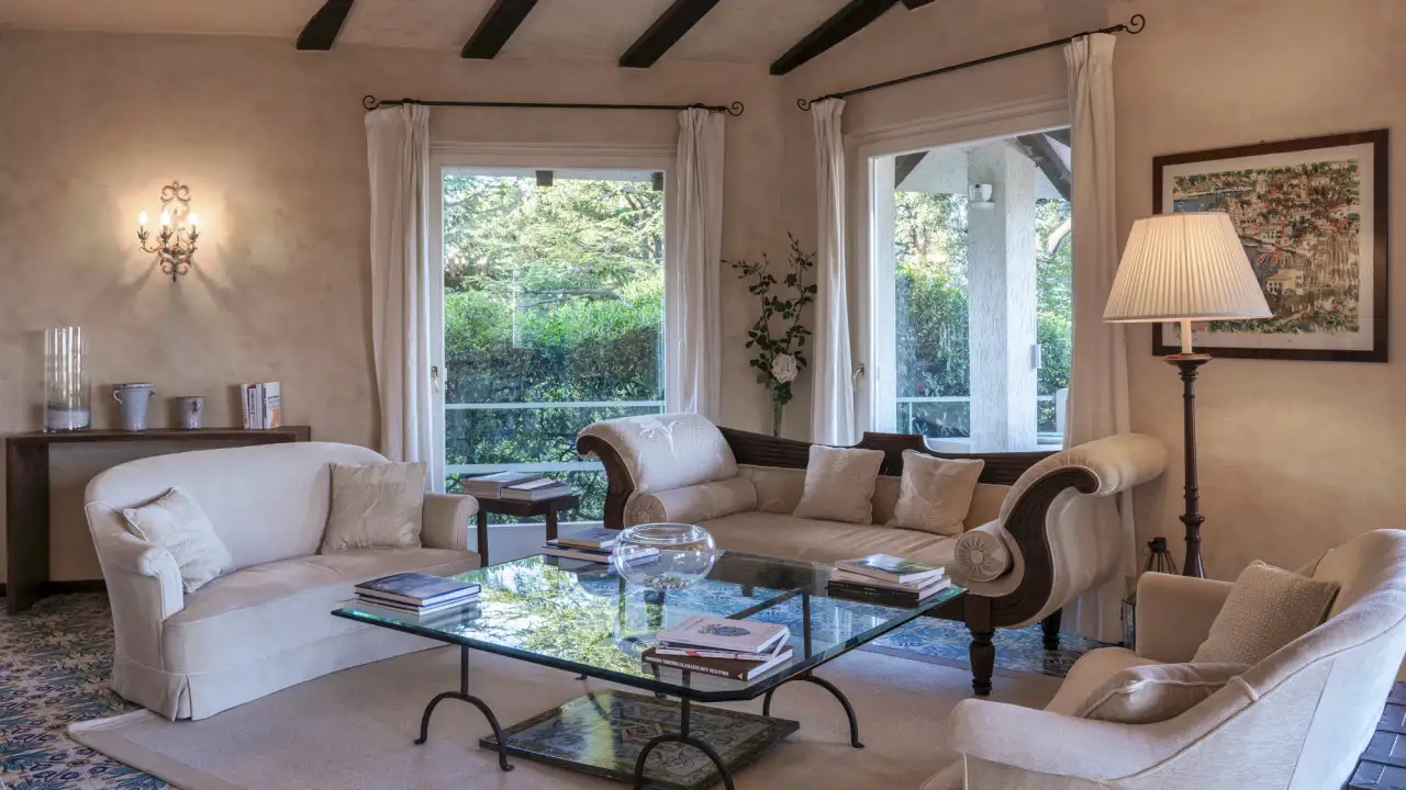 Wohnzimmer mit hellen Sofas und Glastisch