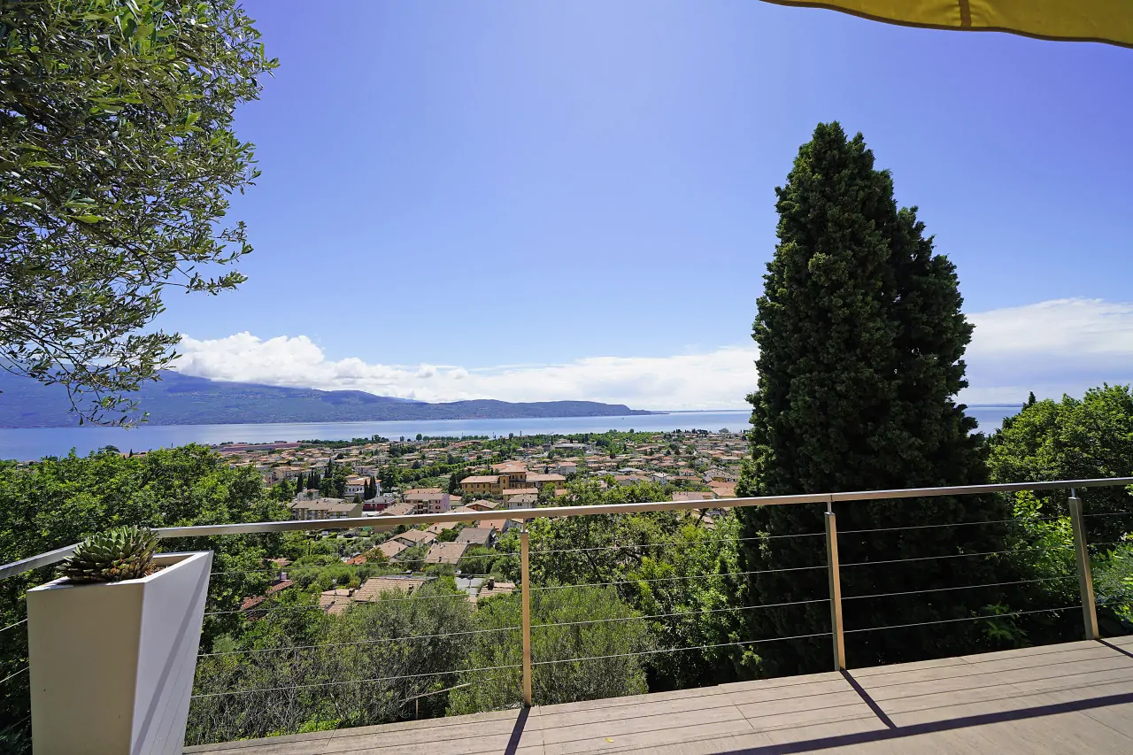 Terrace with view of the lake and surrounding vegetation