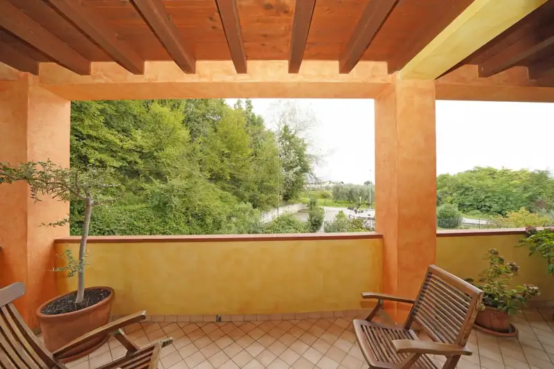 Bright three-room flat in residence with pool and lake view in Puegnago del Garda, Puegnago sul Garda