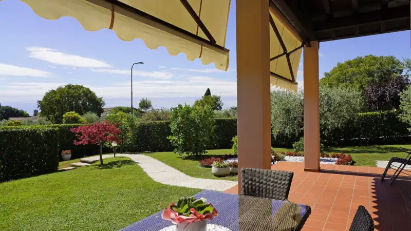 End-terrace villa in residential complex with pool, in San Felice del Benaco, San Felice del Benaco