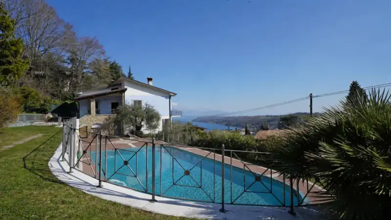 Villa singola con vista lago e piscina a Salò, Salò