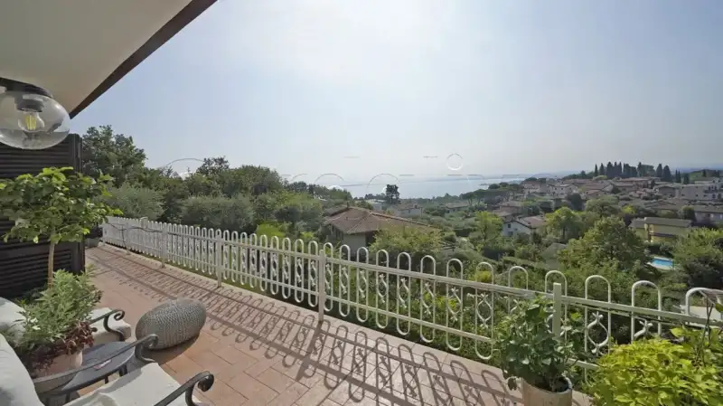 villa singola disposta su due livelli con totale vista lago, Padenghe sul Garda