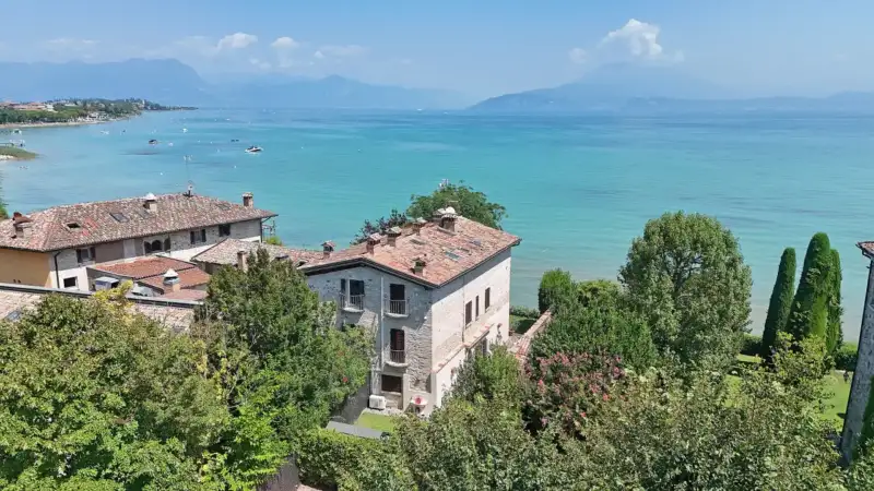 Historische Luxusresidenz: Exklusive Villa mit Nebengebäude direkt am See, Sirmione