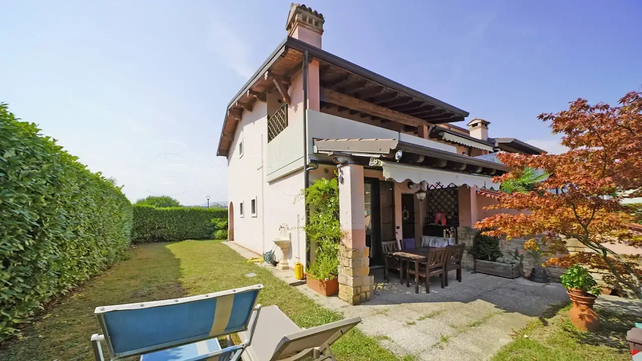 Esterno con giardino e portico coperto con tavolo e sedie