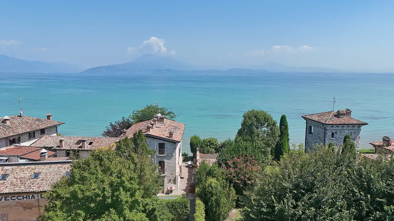 Vista sul lago e sulle case storiche con tetti in coppi