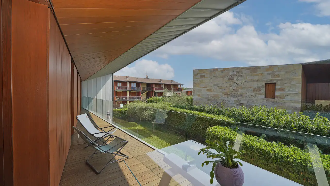 Terrazza con tavolo e sedie a sdraio