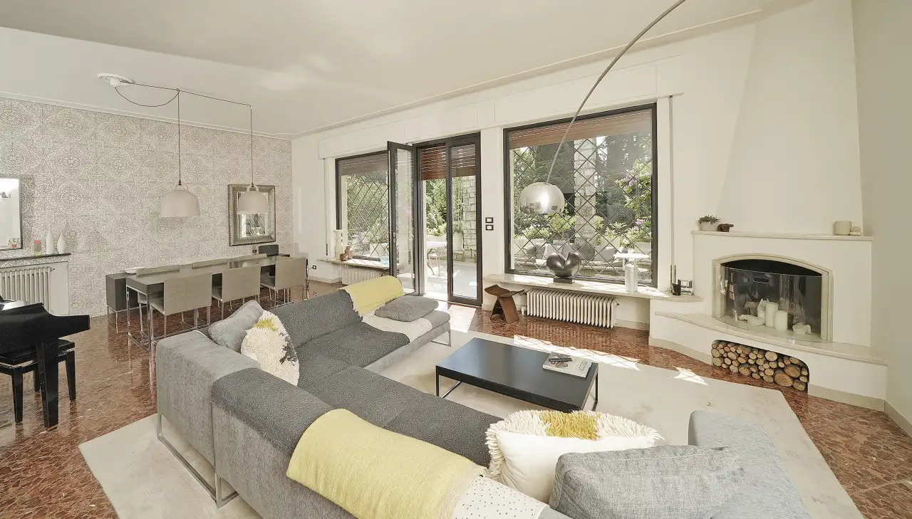 Wohnzimmer mit Ecksofa und Kamin