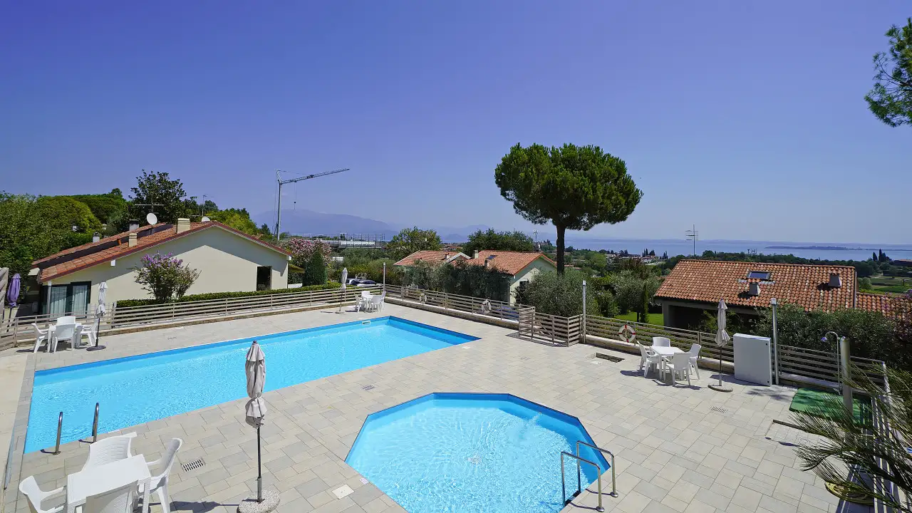 Schwimmbad mit Liegebereich und Seeblick