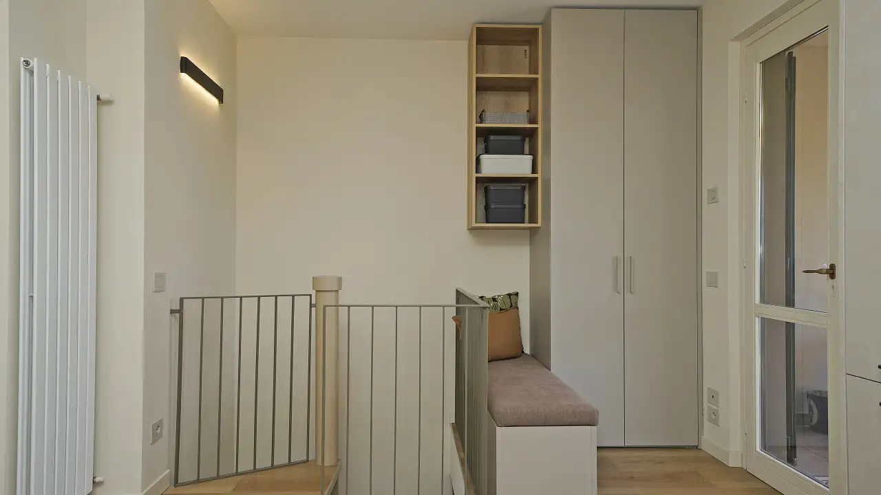 Eingang mit Treppe und weißem Schrank