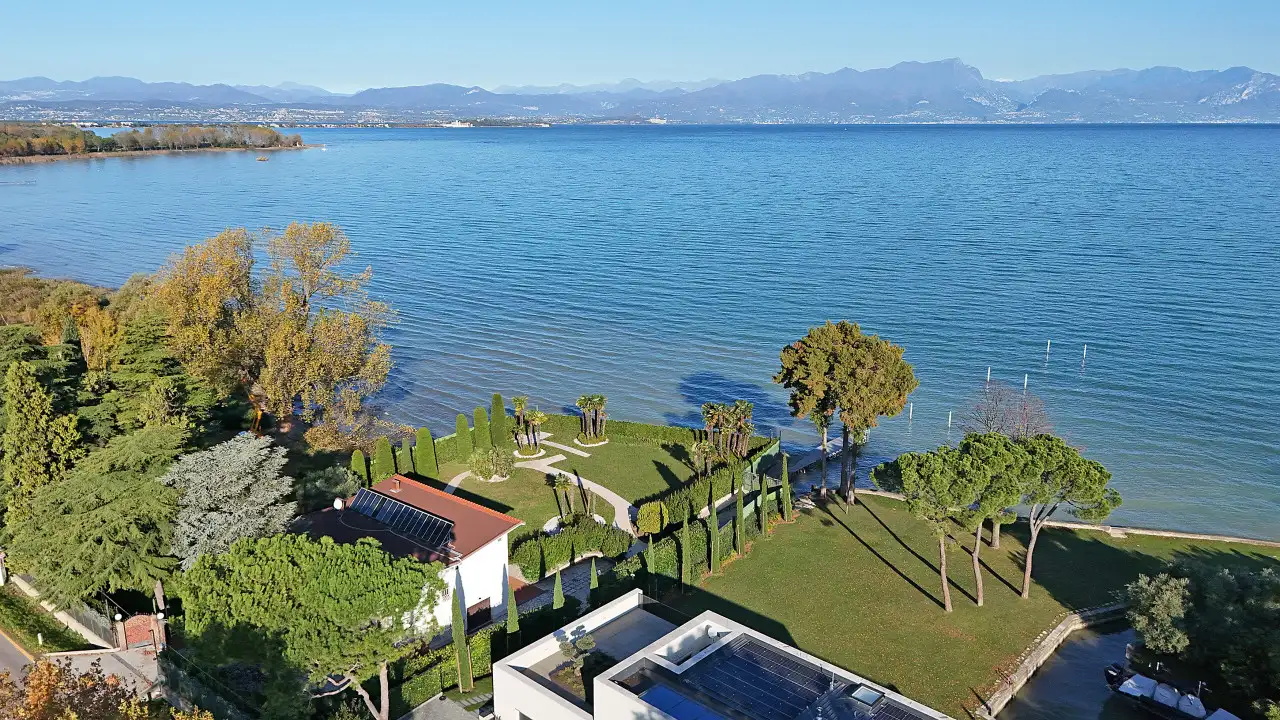 Vista aerea del giardino e lago con montagne sullo sfondo