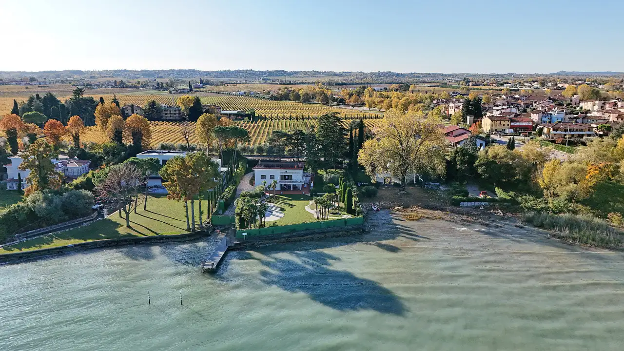 Luftaufnahme der Einzelvilla mit Garten und Seezugang in Peschiera del Garda