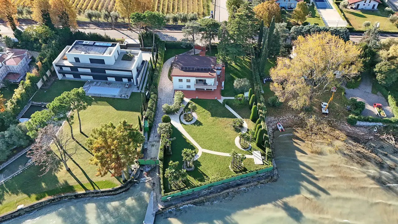 Luftaufnahme der Einzelvilla mit Garten und Zugang zum See in Peschiera del Garda