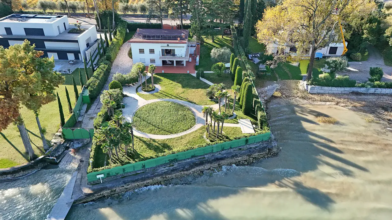 Luftaufnahme der Villa mit Garten und Seezugang in Peschiera del Garda