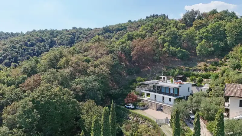 Villa mit Seeblick, exklusiver Dachterrasse und privatem Park in Salò, Salò