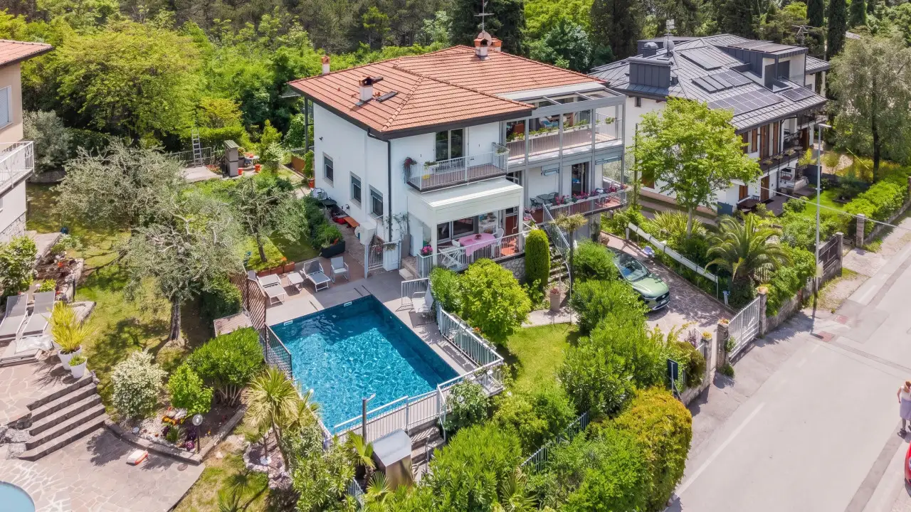 Detached villa with swimming pool and garden
