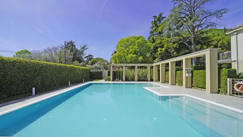 Exklusive Dreizimmerwohnung in Residenz mit Pool in Salò, Salò