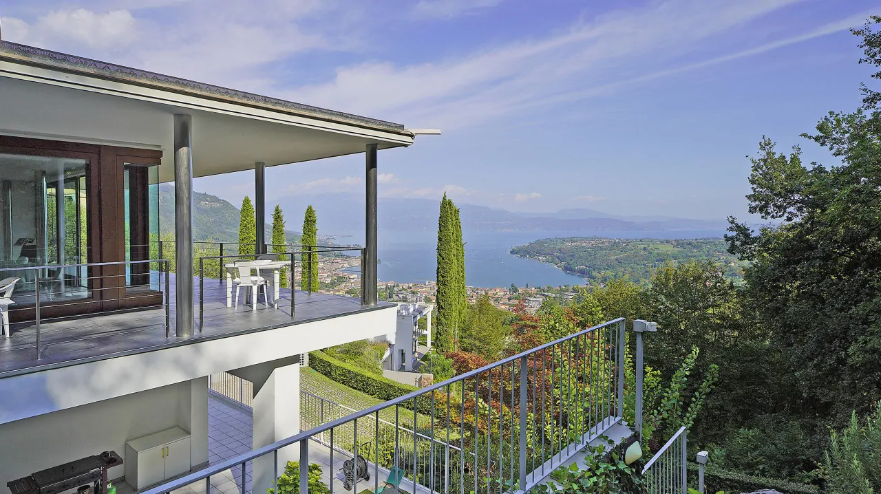 Terrazza con ringhiera e vista sul lago e sul paesaggio verde