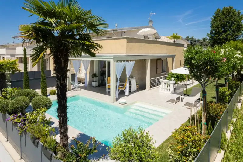Sirmione, Punta Grò, villa di testa con piscina a pochi metri dal lago in vendita, Sirmione