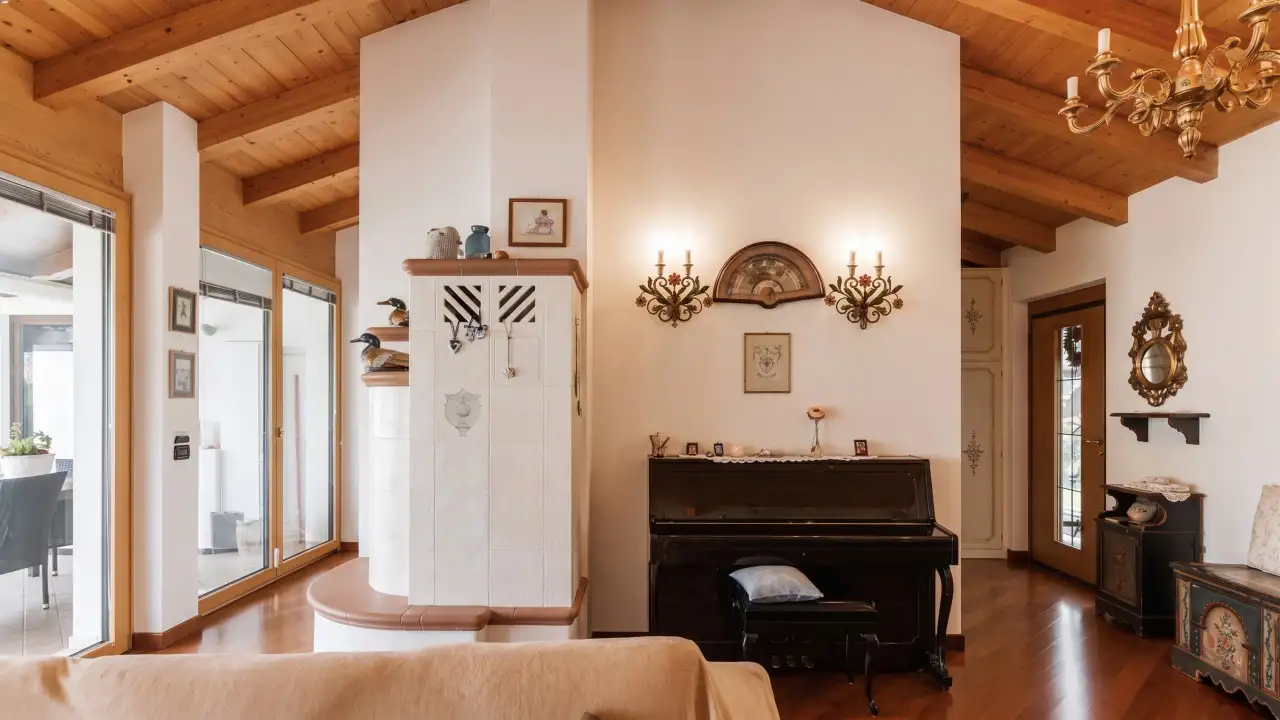 Soggiorno con camino in maiolica e pianoforte