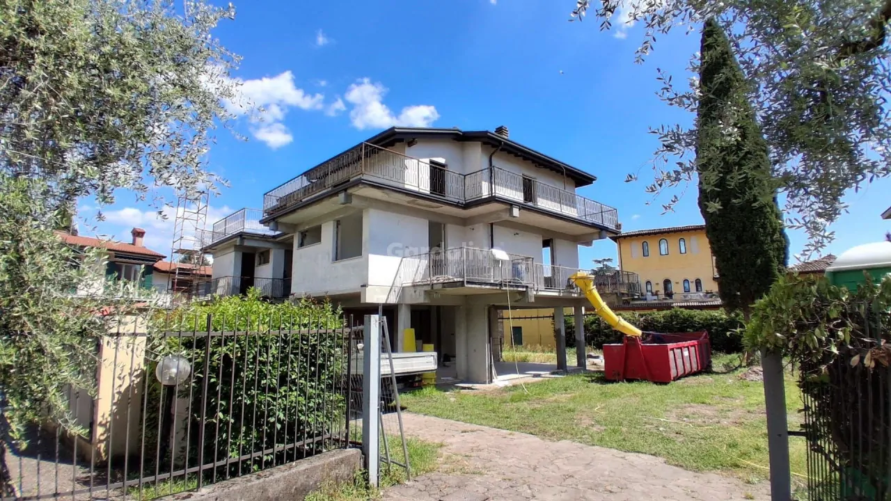 Außenansicht des Gebäudes mit Terrassen und Garten in Renovierung