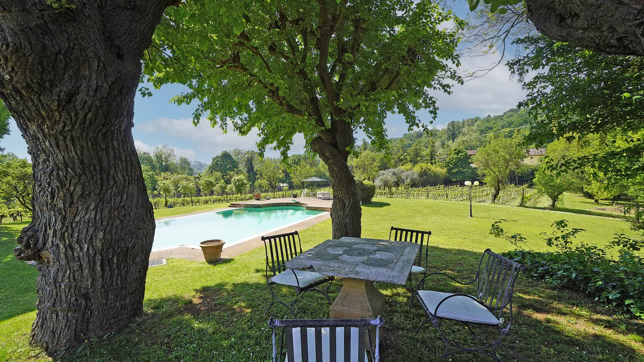 Giardino con tavolo in pietra e piscina